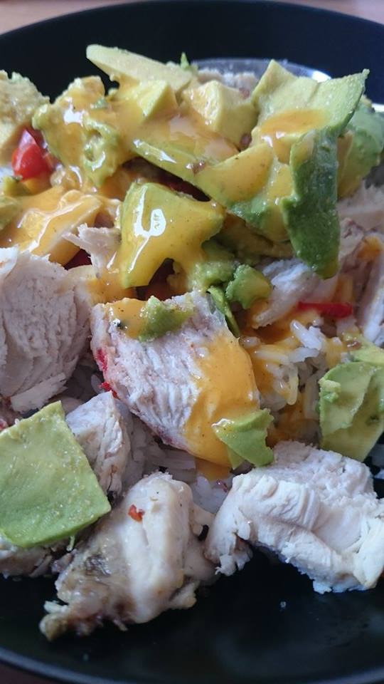 Kycklingsallad på en svart tallrik