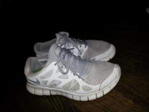 Nike Free vita och grå. Väl använda dock lika sköna och snygga fortsatt. kan tvättas i maskin 100kr
