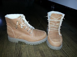 Vinter/höst känga strlk 36, lätt fodrade. Knappt använda. Kommer från Din Sko nypris 499kr Säljes 200kr