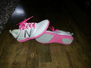 Snyggaste, bästa, lättaste New Balance minimus. Superlätt barfotasko med greppstark sula. Knappt använda. Använder idag deras efterföljare till alla mina pass. SItter fantastiskt på foten och  fungerar till alla övningar iochmed deras lätthet och platta sula. Både böj mark och hinderbana ;) Strlk 36 Nypris 1000kr Säljes 300kr