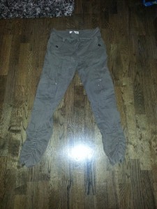 Militärgröna Object skitsnygga brallor smalare nedtill, tighta över rumpan, saknar 2 knappar, knyt i midjan.  Nypris 800kr Säljes 180kr