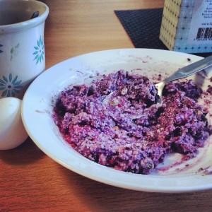 ett av min mål på dieten. havregrynsgröt med bodyscience casein vanilla icecream med blåbär, hasselnötter, pumpakärnor och äggvita =)