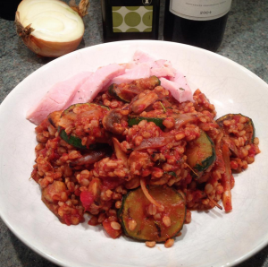 Matvete med zucchini, lök, champinjoner, timjan och krossade tomater, serverat med kassler. 